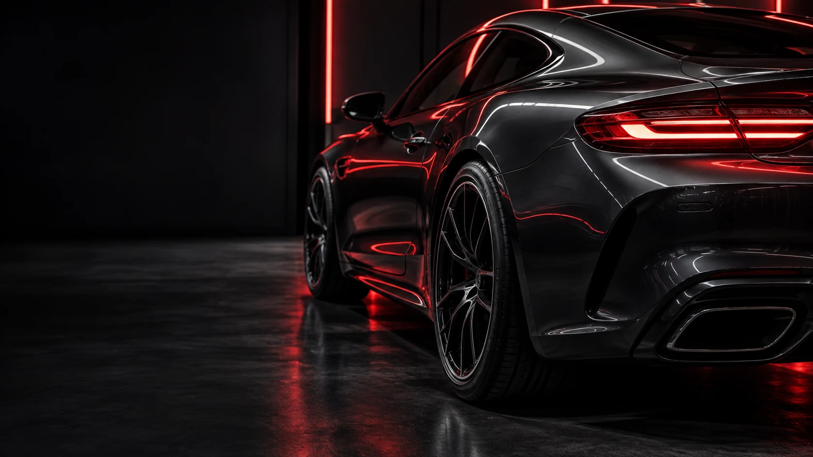 Automobil antracit cu reflexii de lumină într-un studio întunecat — imagine de atmosferă